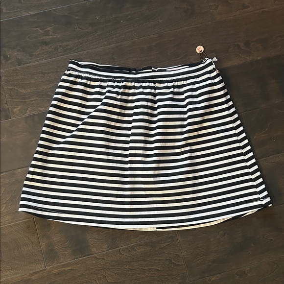 Ardene Dresses & Skirts - Ardene (M) Black and White Striped Skirt that has a stretchy but firm fit!